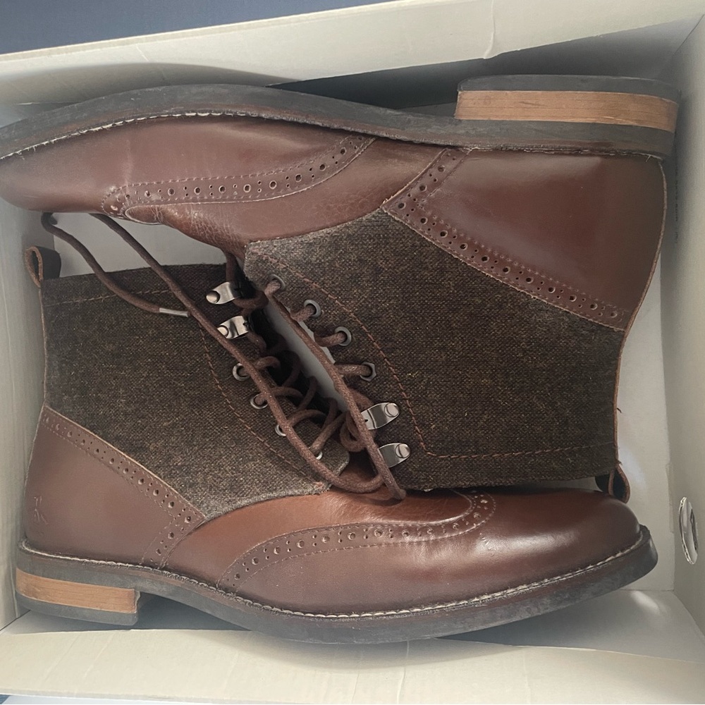 Penguin wingtip boots
